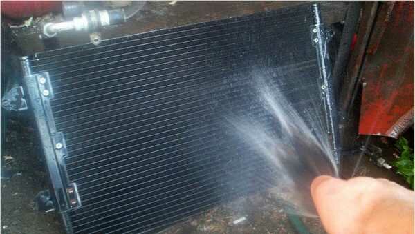 Промывка радиатора охлаждения двигателя водой из поливочного шланга